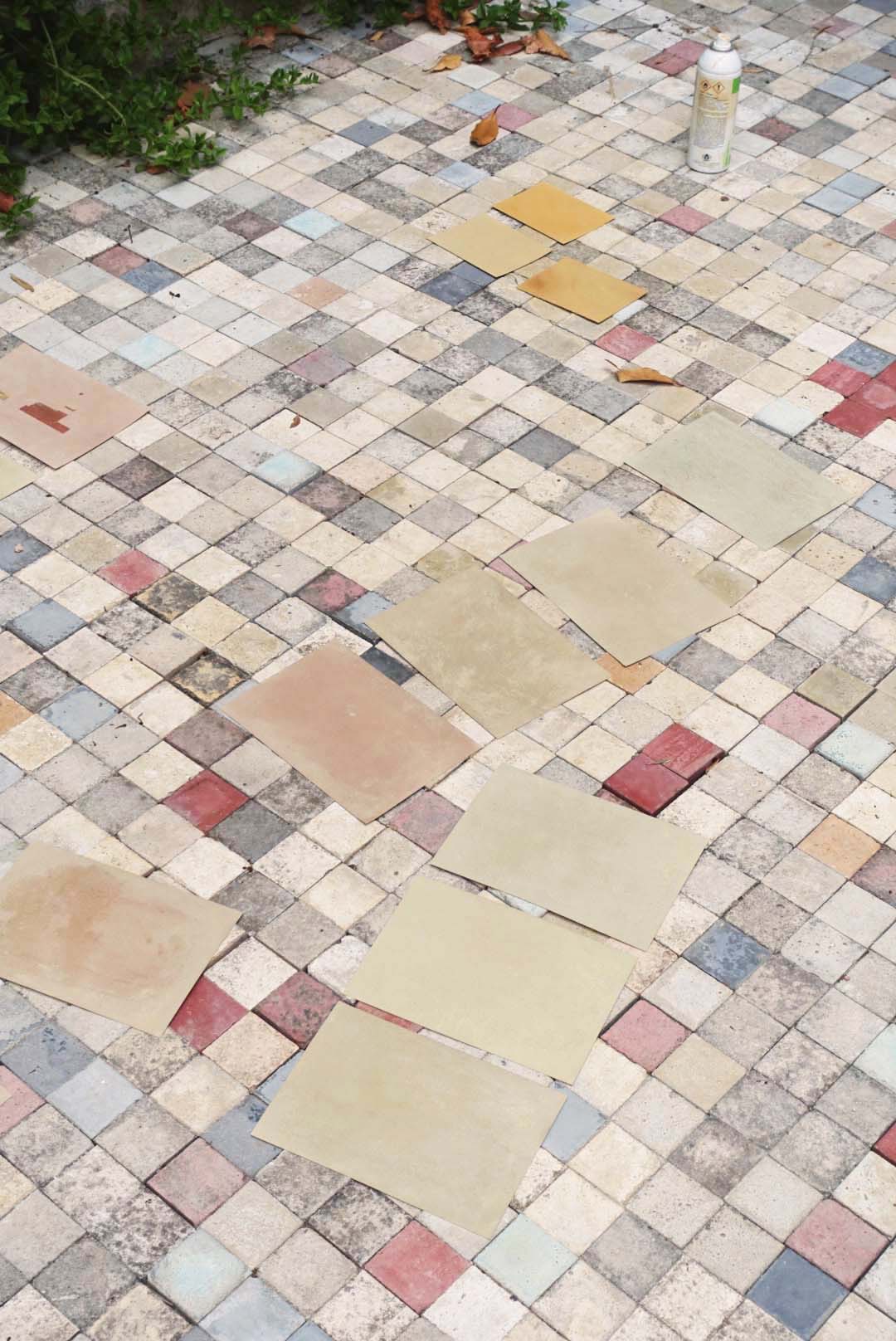 Håndlavede sten og farveprøver udenfor