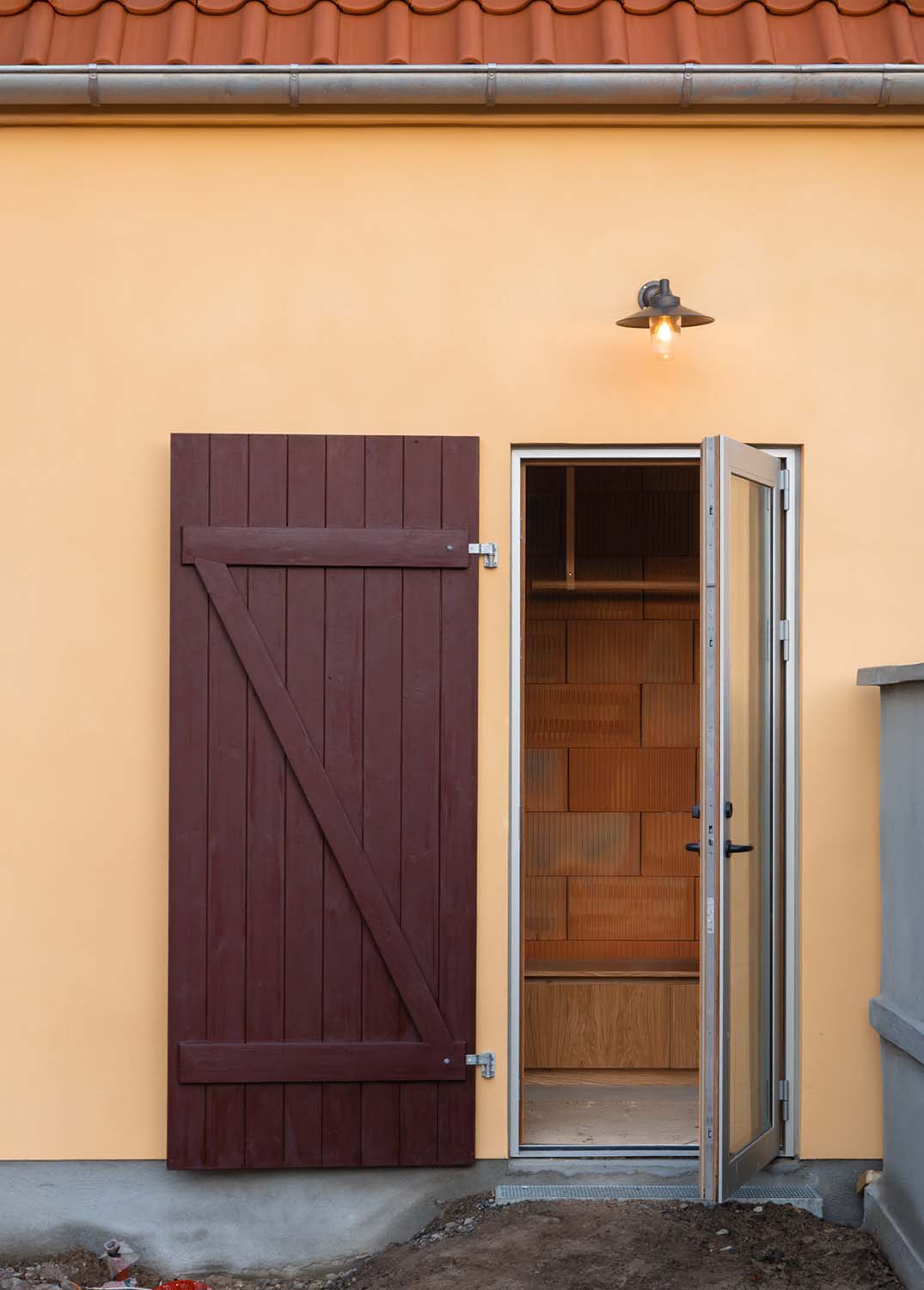 facade af hus med åben dør